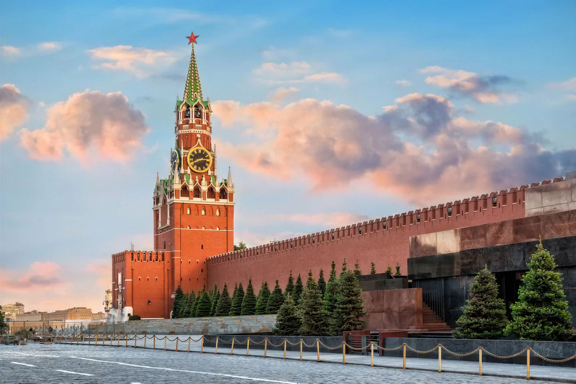 Listen to the chimes of the Spasskaya Tower