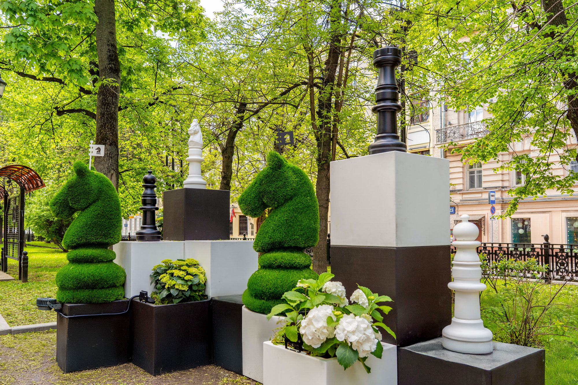 Play chess on Gogolevsky Boulevard