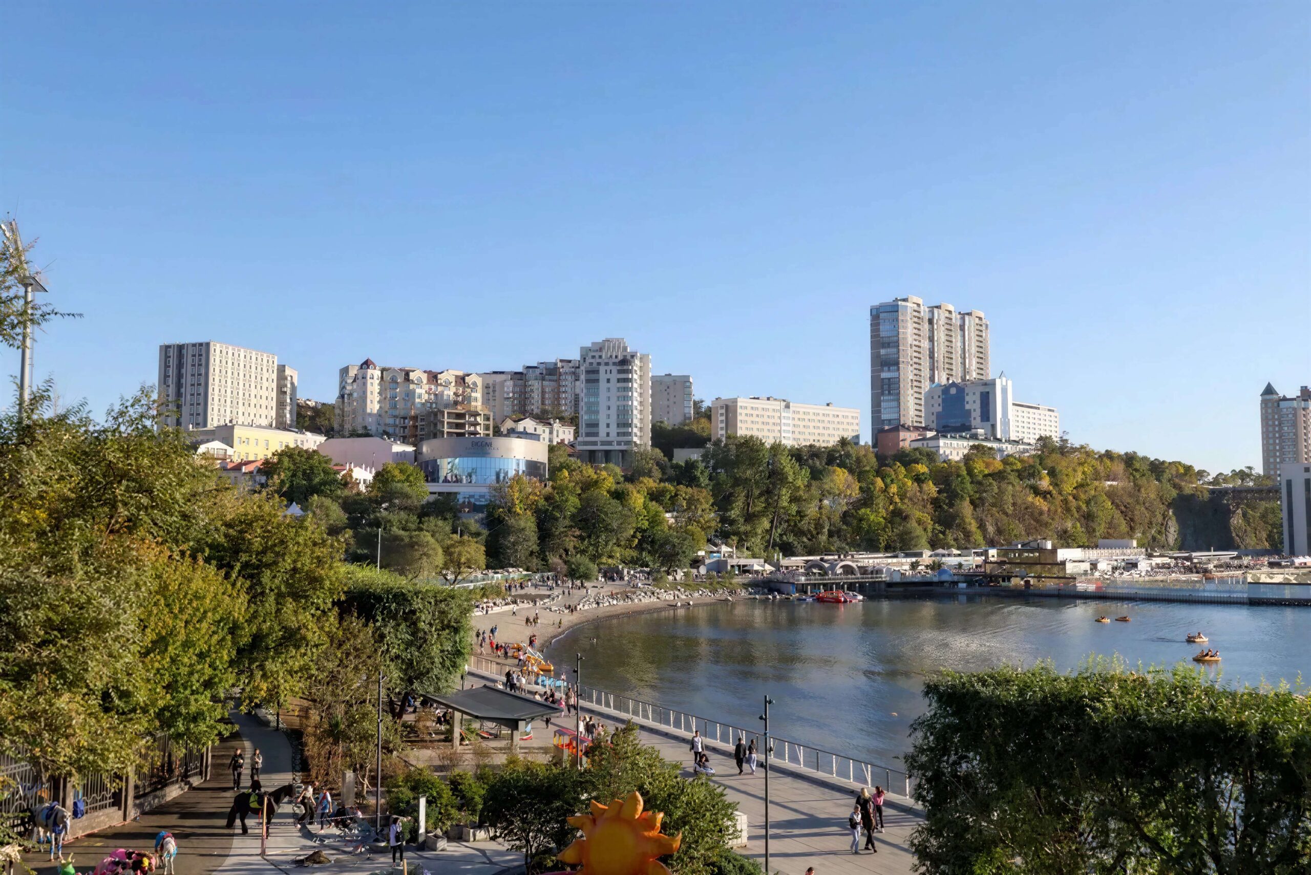 Stroll along the Sports Harbor Promenade