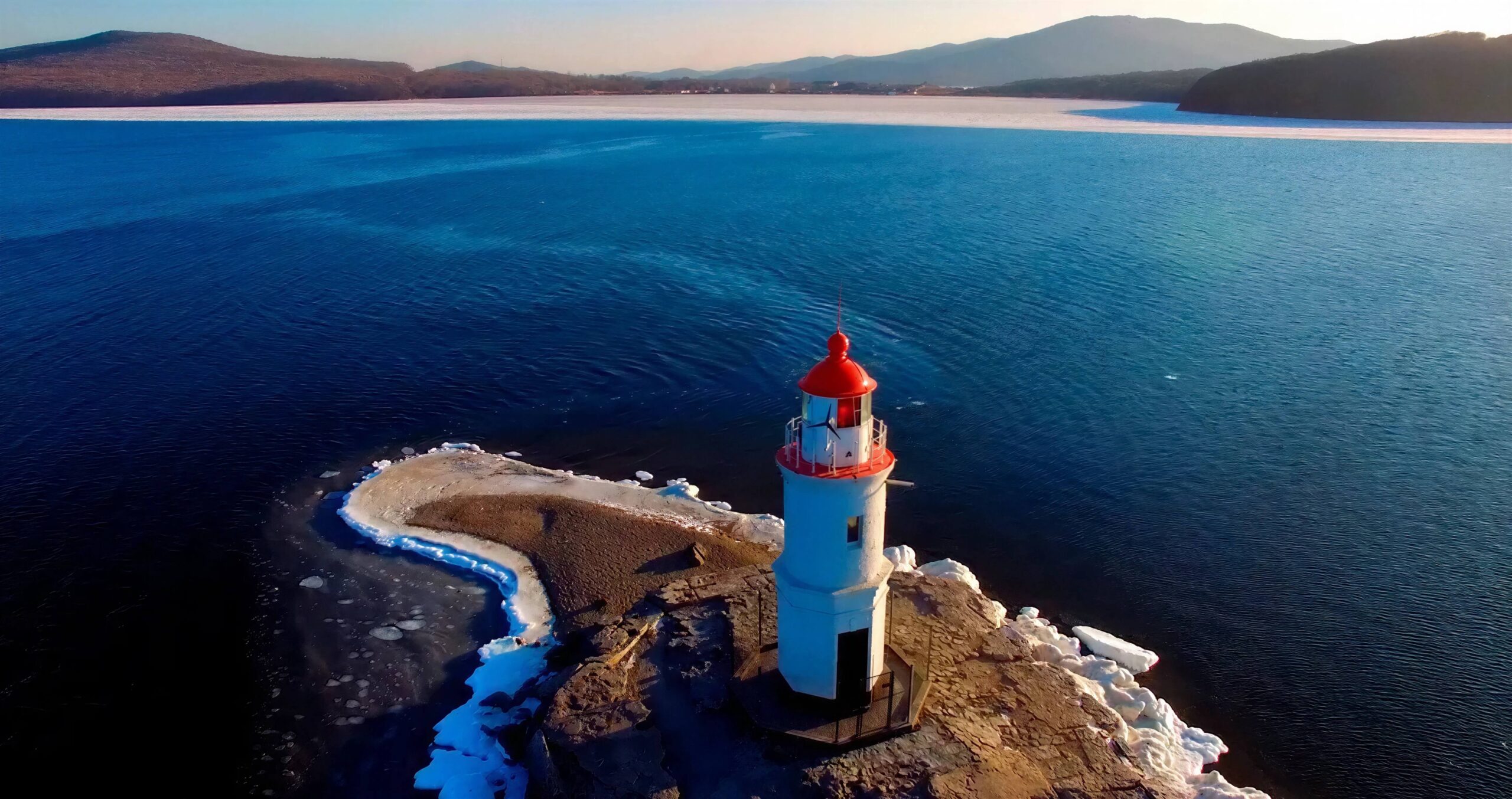 Walk along the spit to Tokarevsky Lighthouse