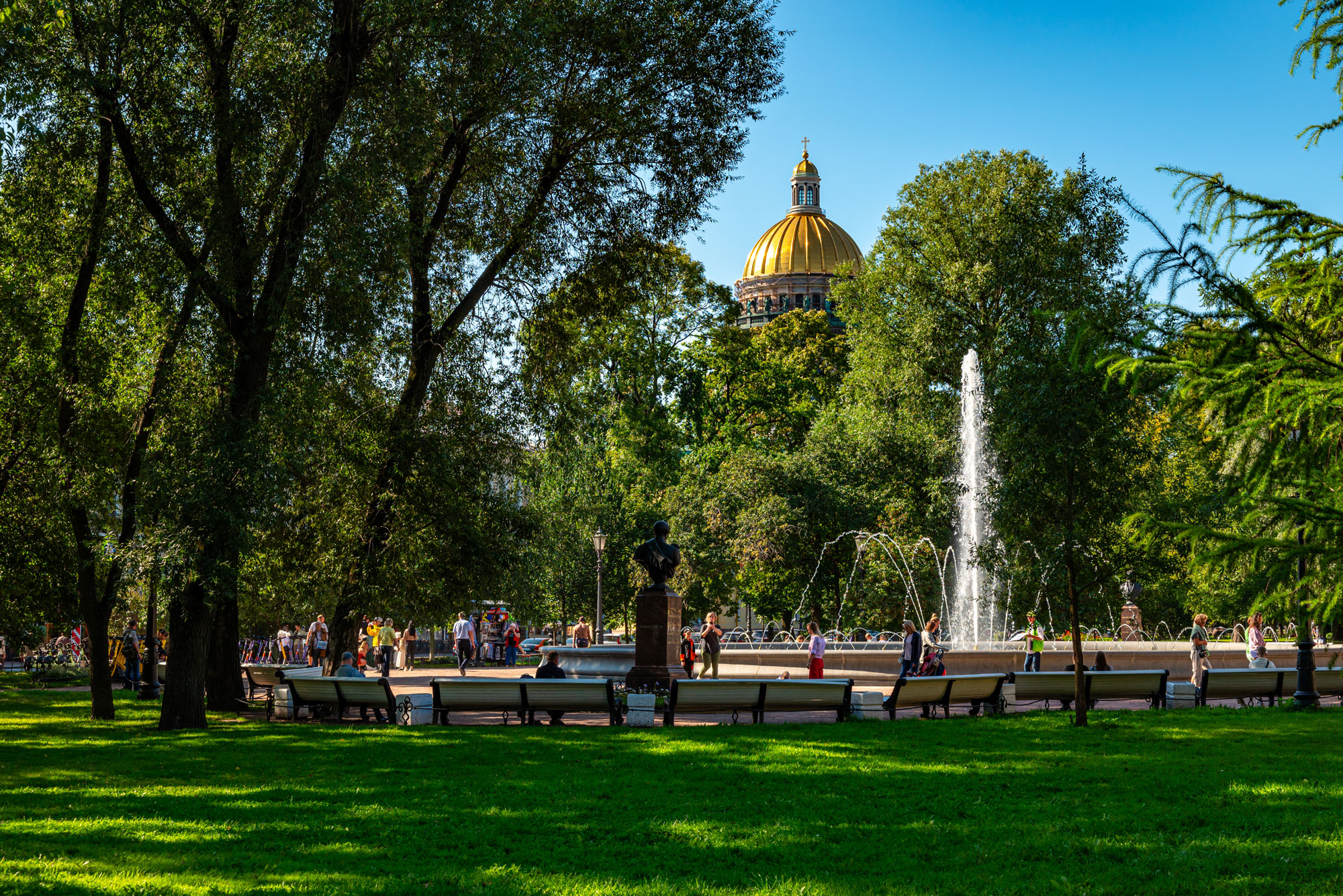 Walk through Alexander Garden